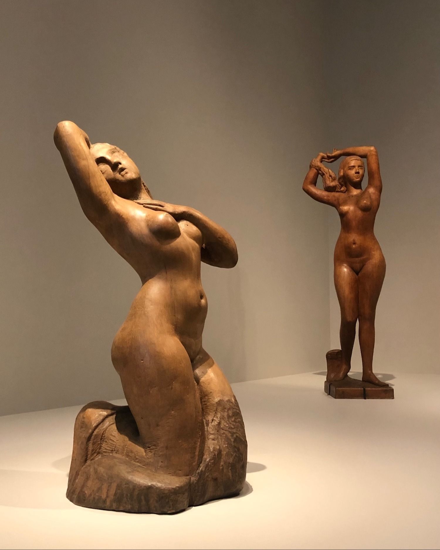 Femmes sculptées en bois